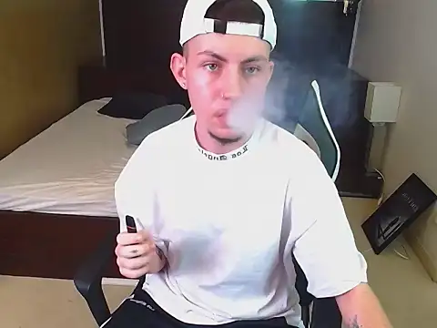 KrewVaughn Show in webcam