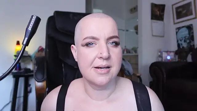 BellaBlueBBW's Webcam Show