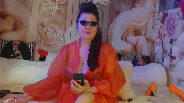 NightOrhideya Show in webcam