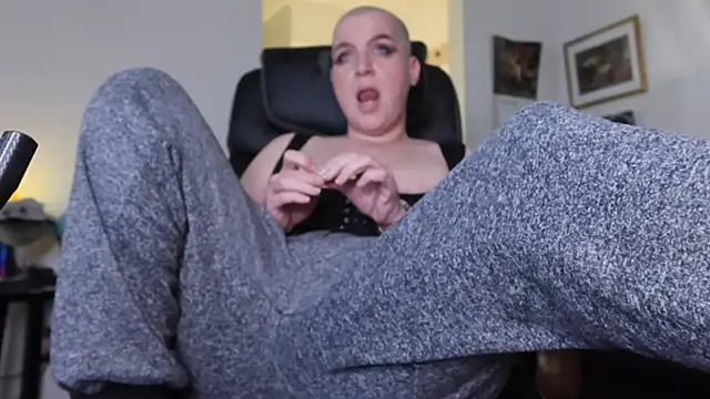 BellaBlueBBW Show in webcam