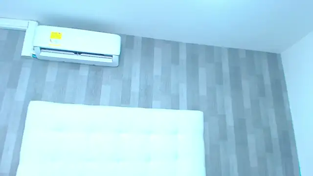 LeahMillerr Show in webcam