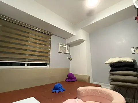 strawberryblossom93's Live XXX Chat