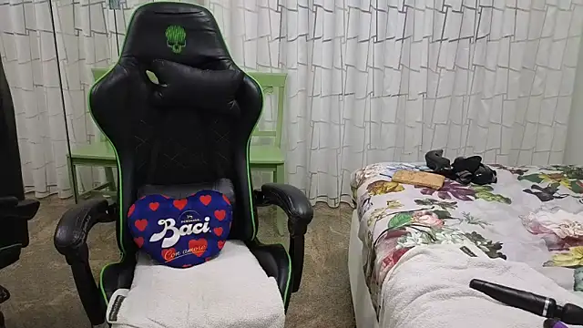 __NinaのライブXXXチャット