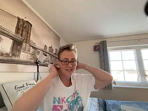 Curvy-Jinx's Live XXX Chat