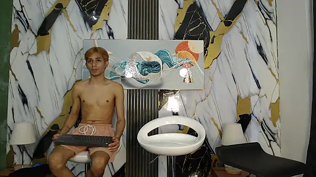 AVENGER_GUYS1 Show in webcam