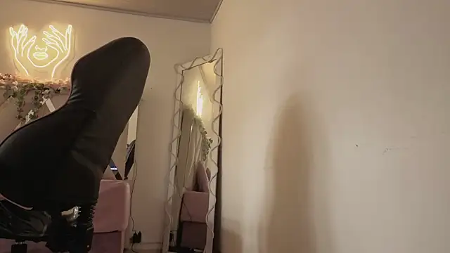 ZURY_TAY – Live XXX-chat