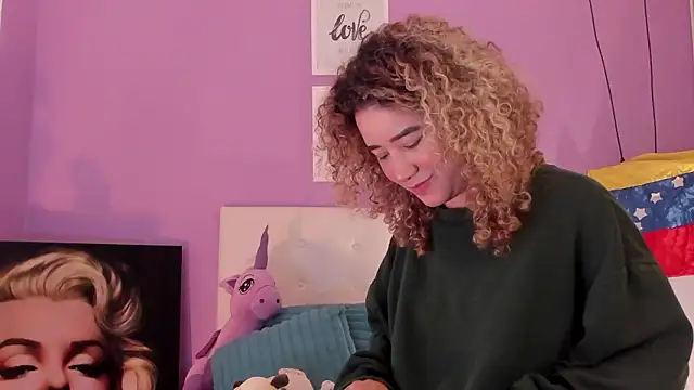 Charlotte11-11's Live XXX Chat