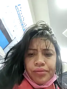 MILA__06: διαδικτυακό σόου στην κάμερα