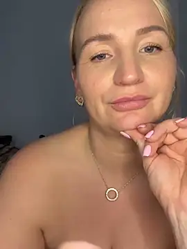 BootyQueenApril 라이브 XXX 채팅