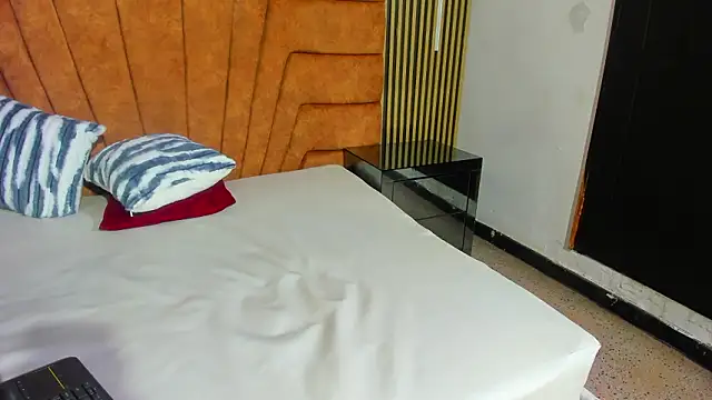 Camila-Valverde 现场XXX聊天