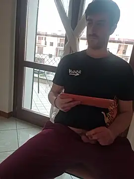 simo1097: διαδικτυακό σόου στην κάμερα