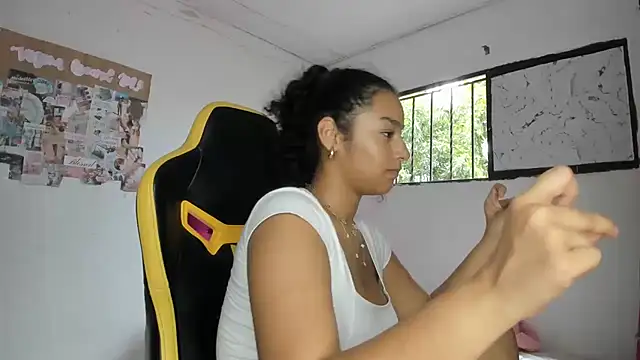 emily_stars1 Adlı Modelin Canlı XXX Sohbeti