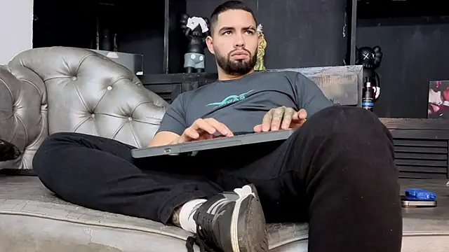 Show modela matteosantos na web-kameri