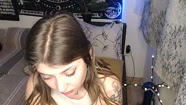 AlienforTwenty's Live XXX Chat