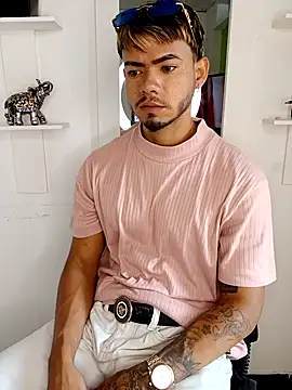 Niick01_: διαδικτυακό σόου στην κάμερα