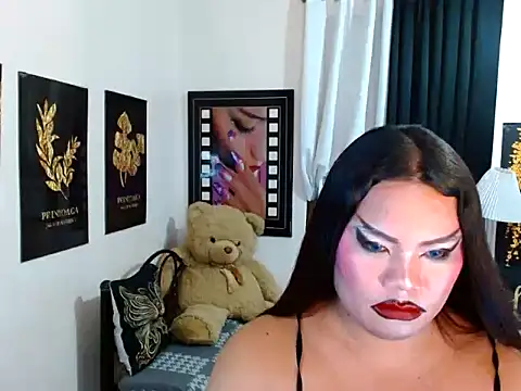 Show modela TSbrianaHugeCock na web-kameri