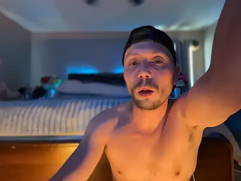 Antnjon: διαδικτυακό σόου στην κάμερα