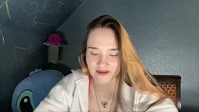 CarmelaLiebherr Adlı Modelin Canlı XXX Sohbeti