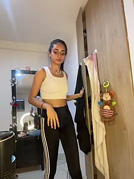 leilani_X Adlı Modelin Canlı XXX Sohbeti