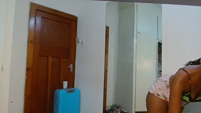 Moreish-06's Live XXX Chat