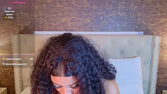 loana_vegas Adlı Modelin Canlı XXX Sohbeti