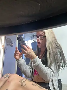 IttyBittyStonie Adlı Modelin Canlı XXX Sohbeti