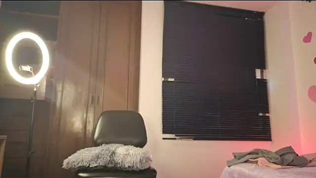 MaleiSummer Adlı Modelin Canlı XXX Sohbeti