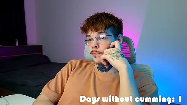 Show modela DENIS_HERE na web-kameri