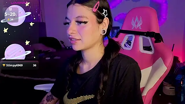 larah_uwu Chat XXX in diretta