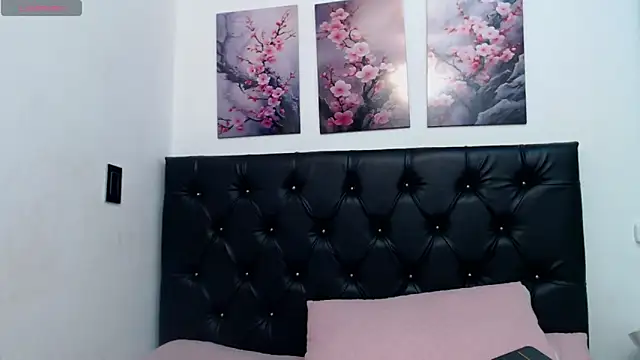 pinky_f00x's Live XXX Chat