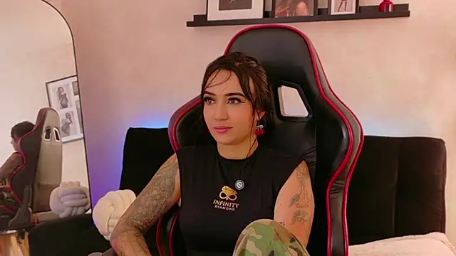 EmmyEvans1's Live XXX Chat