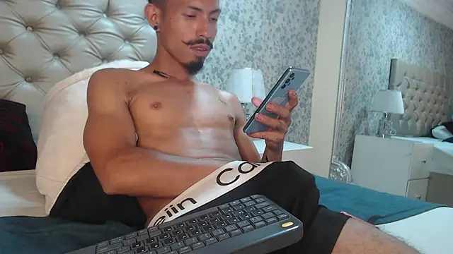 NoaahTylor élő XXX-chatje