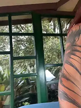 AliceMrtnz: διαδικτυακό σόου στην κάμερα