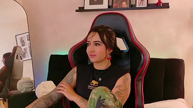 EmmyEvans1 Adlı Modelin Canlı XXX Sohbeti