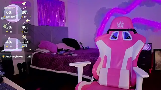 larah_uwu's Live XXX Chat