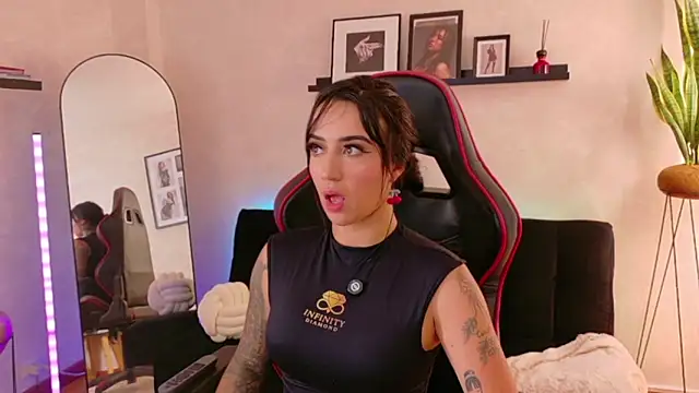 EmmyEvans1's Live XXX Chat