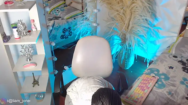 Jonesliam23 Adlı Modelin Canlı XXX Sohbeti