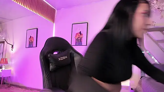 emy_williams Adlı Modelin Canlı XXX Sohbeti