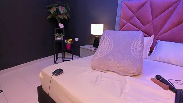 mia_milff Show in webcam