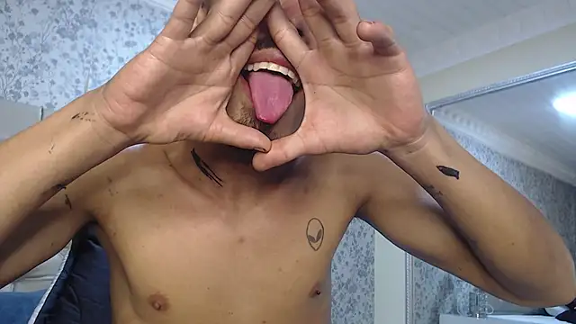 Онлайн чат XXX NoaahTylor