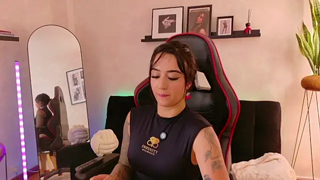 EmmyEvans1 Adlı Modelin Canlı XXX Sohbeti