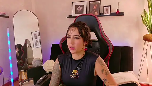 EmmyEvans1 Adlı Modelin Canlı XXX Sohbeti