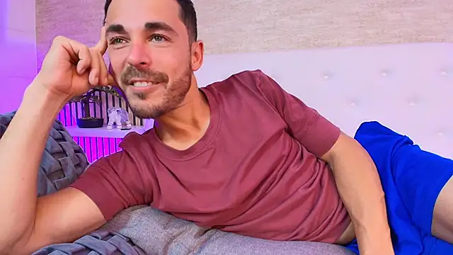 Adams_Sanz: διαδικτυακό σόου στην κάμερα