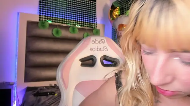 adhalee_js' Live XXX Chat