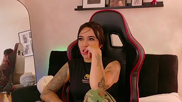 EmmyEvans1's Live XXX Chat