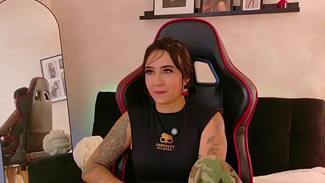 EmmyEvans1's Live XXX Chat