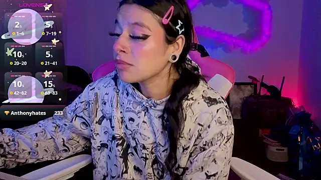 larah_uwu's Live XXX Chat