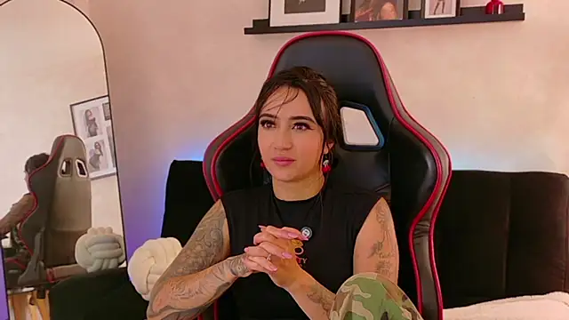 EmmyEvans1's Live XXX Chat