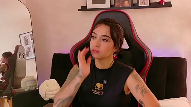 EmmyEvans1's Live XXX Chat