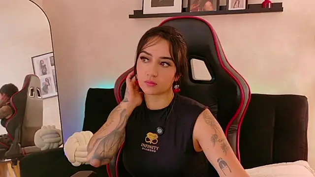 แชท XXX สดของ EmmyEvans1